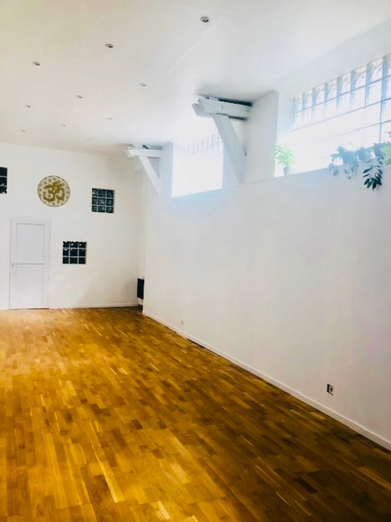 Art & Spiritual unique huge Loft 1h from Paris