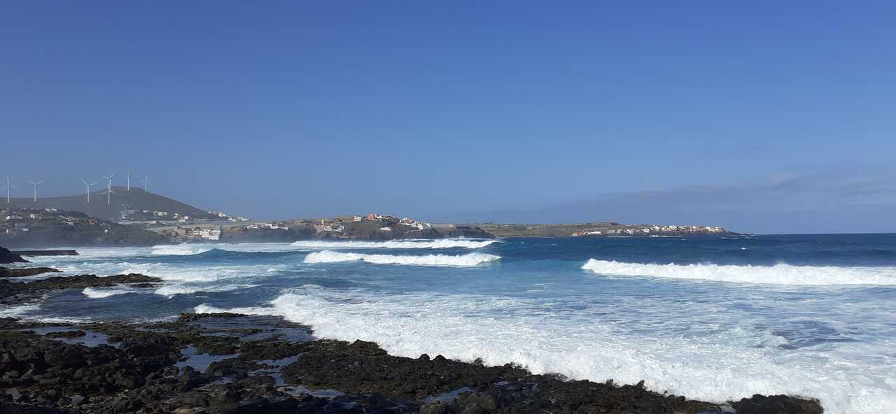 Beachhouse in a quiet non touristic spot with a natural public swimming pool