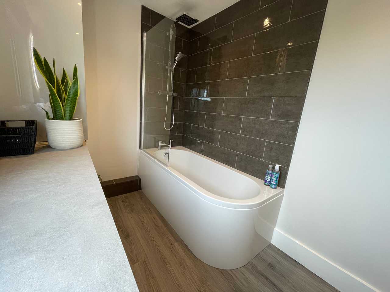 Spacious, bright, seaside haven, just a few minutes walk to the beach! 