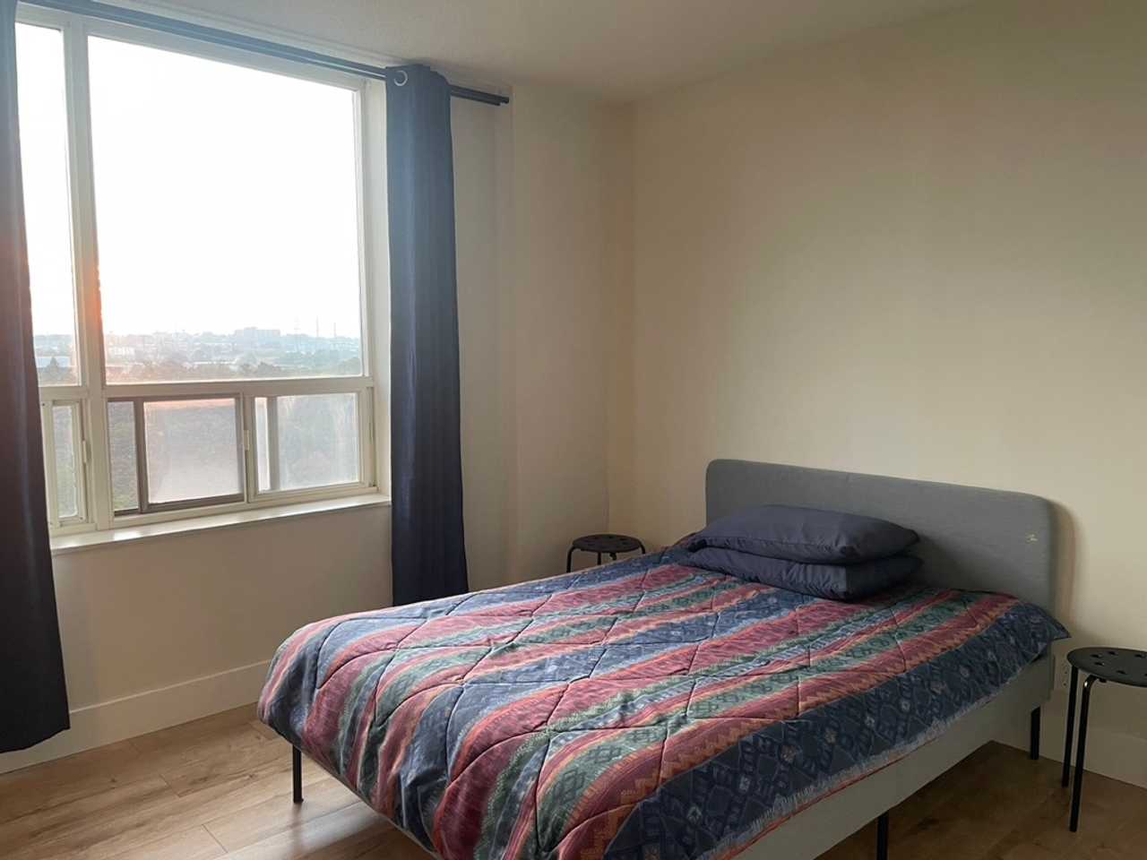 Spacious with a lot of natural light; easy access to public transit (Line 5).