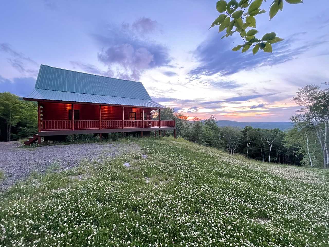 Secluded, Modern and Luxurious 3BR/2BA Chalet w/ Breathtaking Views on 22+ Acres