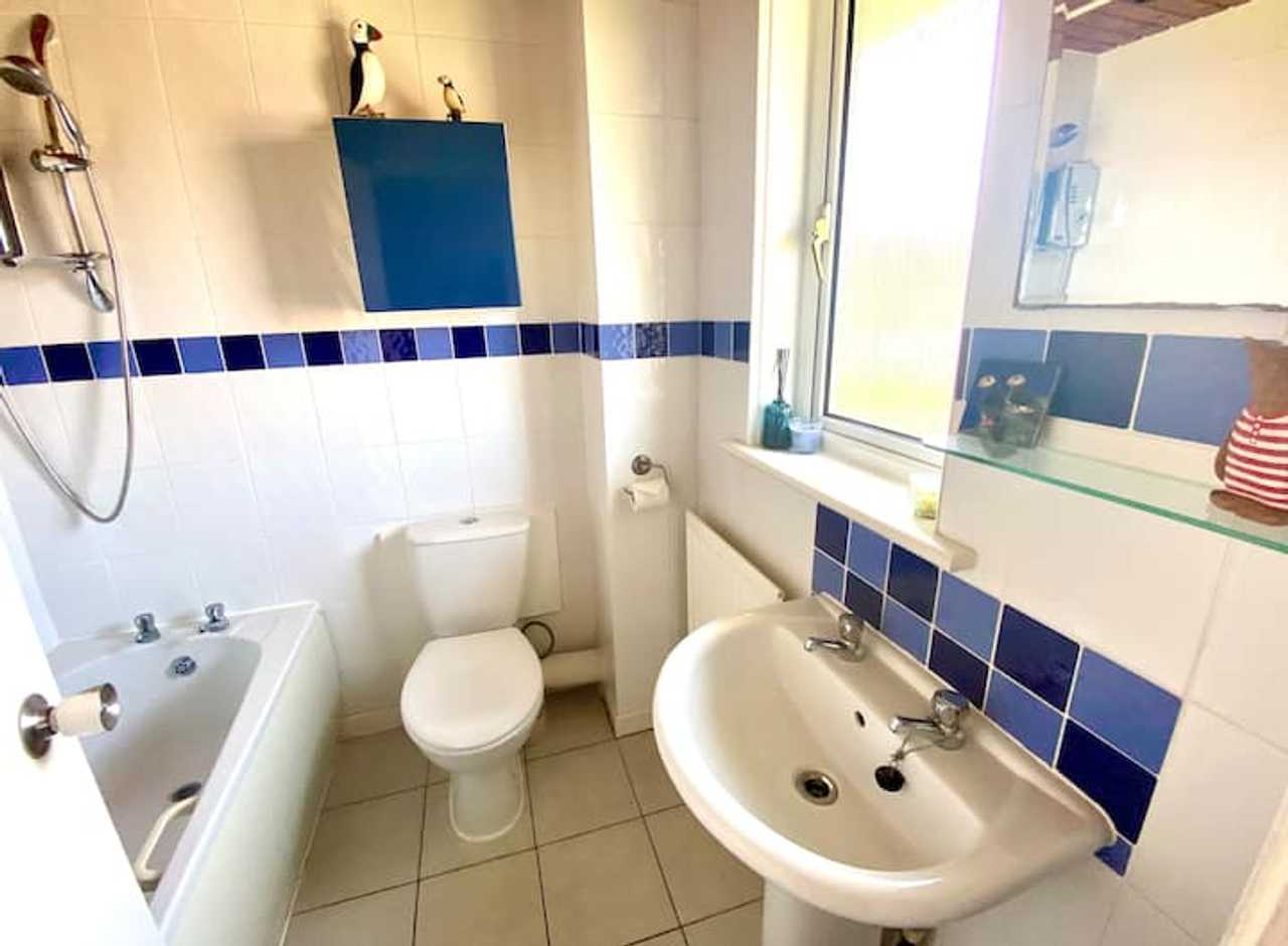 Sunny bungalow with private garden, close to city