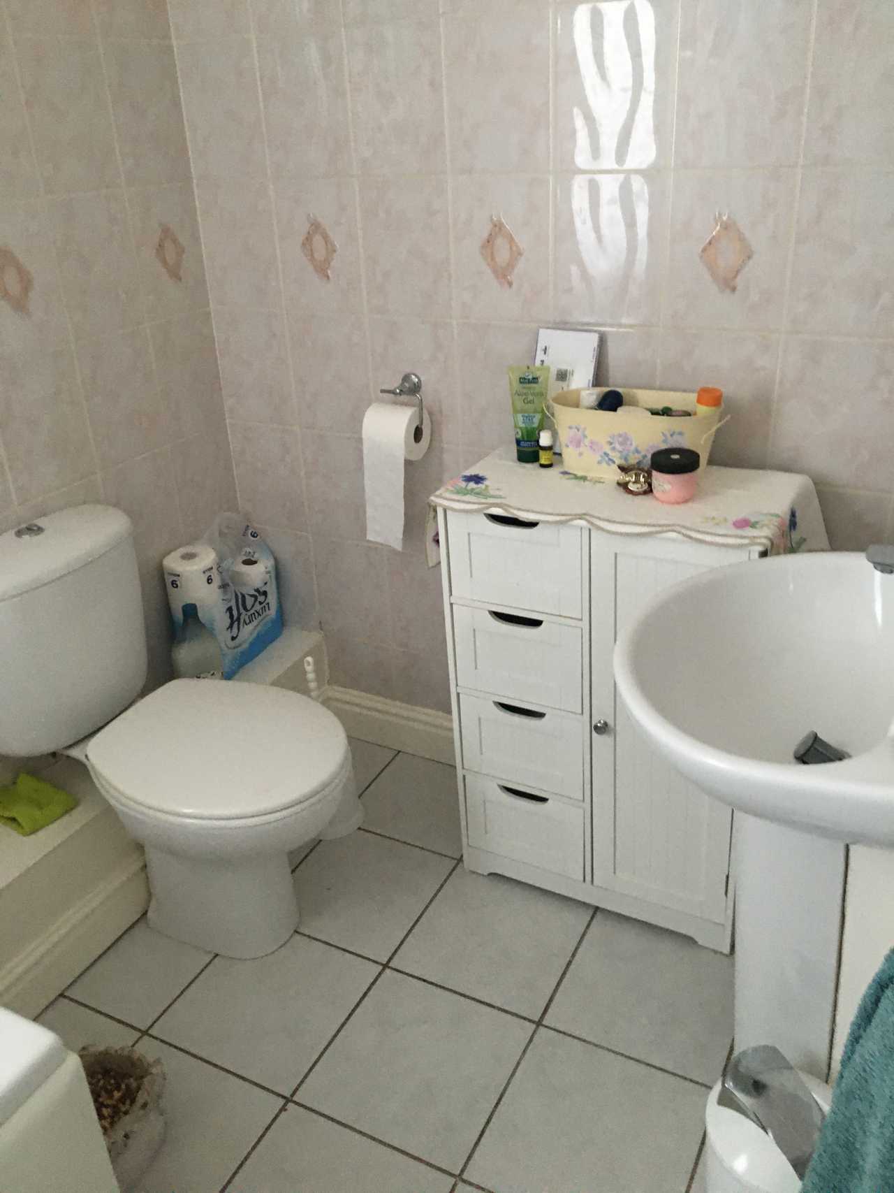 Room in Character Terraced House. Close to amenities yet 5 mins from great views
