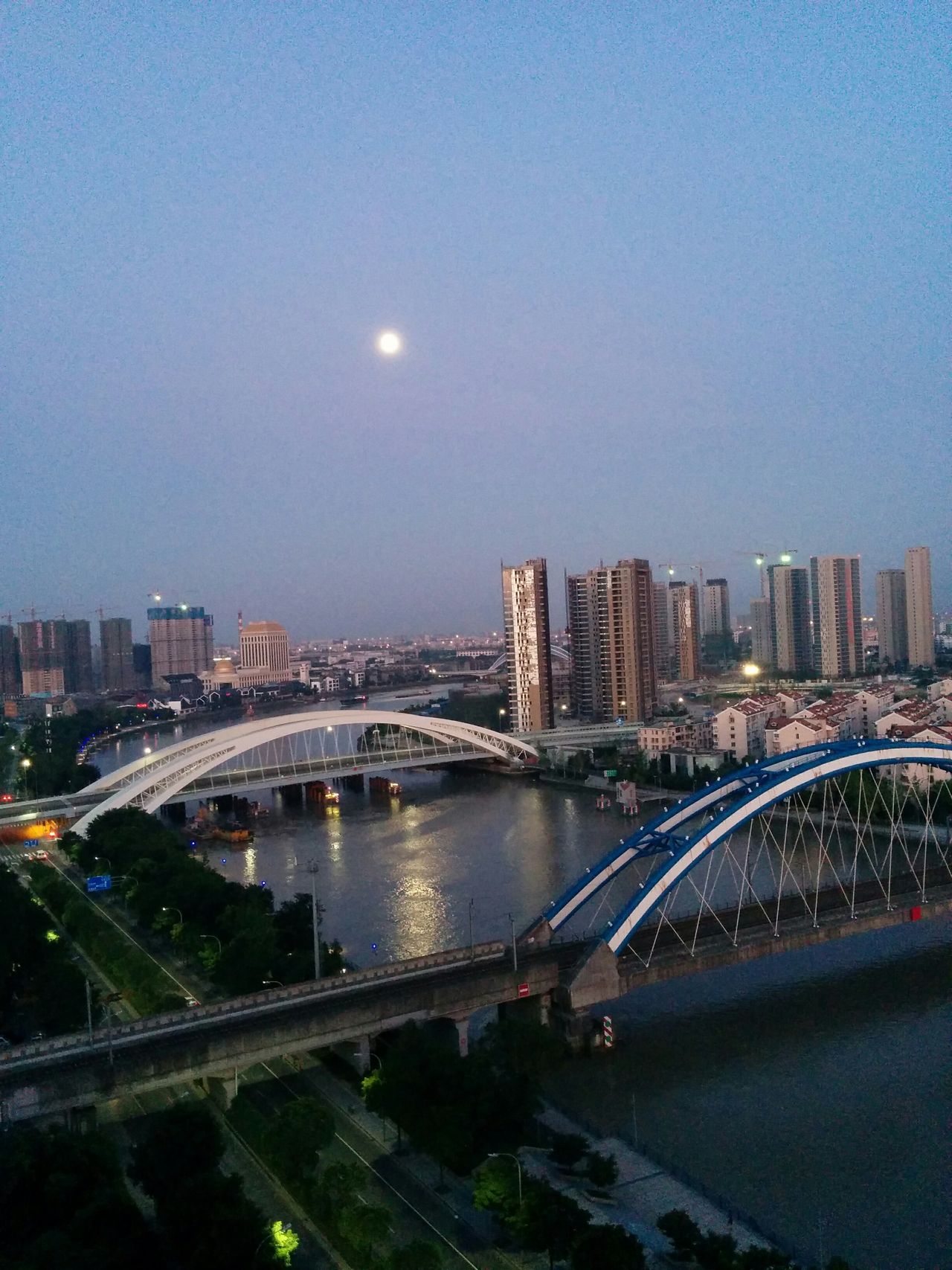 guest room in duplex, next to river dividing haishu & jiangdong district
