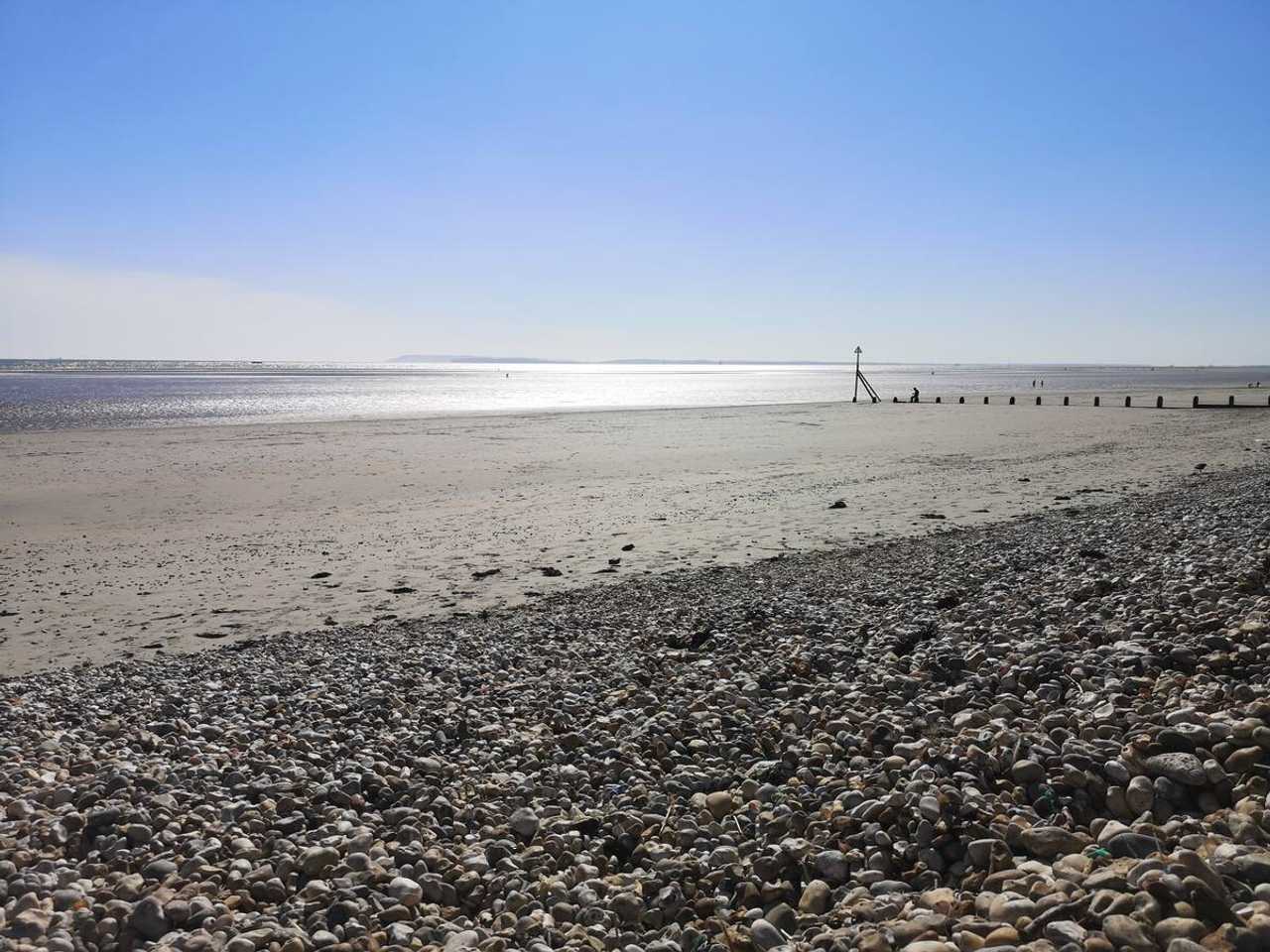 Sunny West Wittering Beach Room With Desk