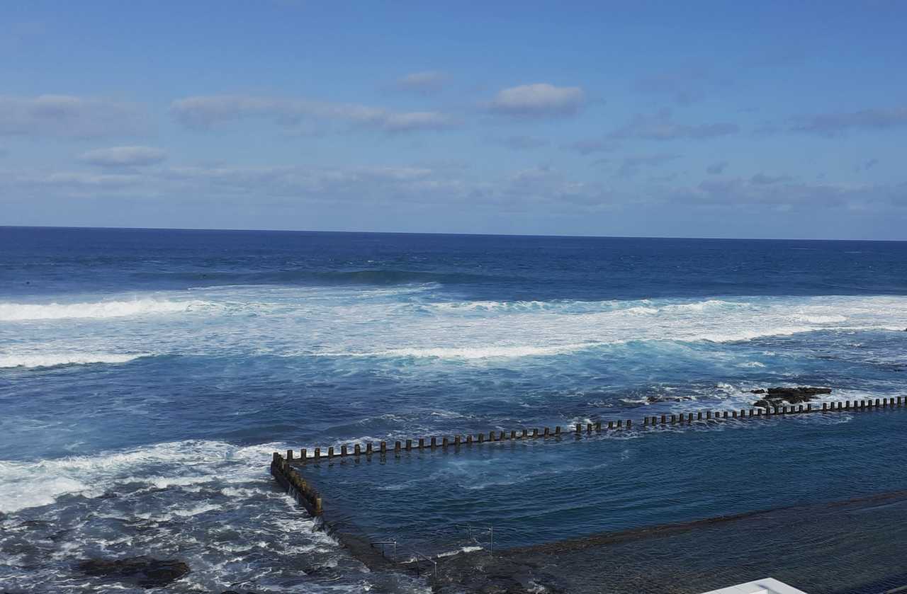 Beachhouse in a quiet non touristic spot with a natural public swimming pool