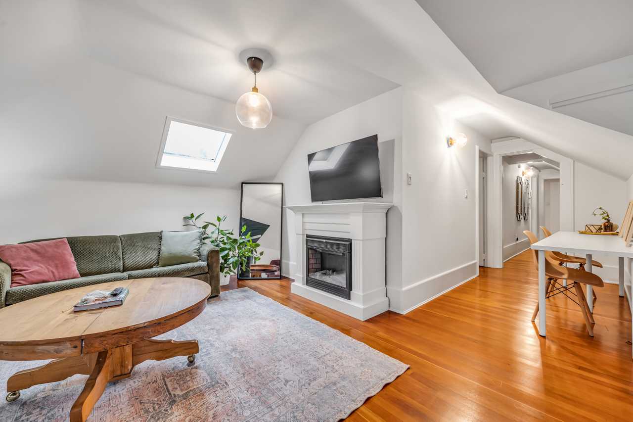 *NEW* Beautiful PENTHOUSE in converted Mansion! Sleeps 8!