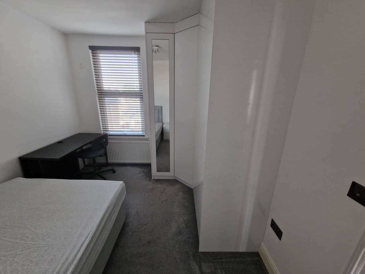 Double Room in a modern house (London)
