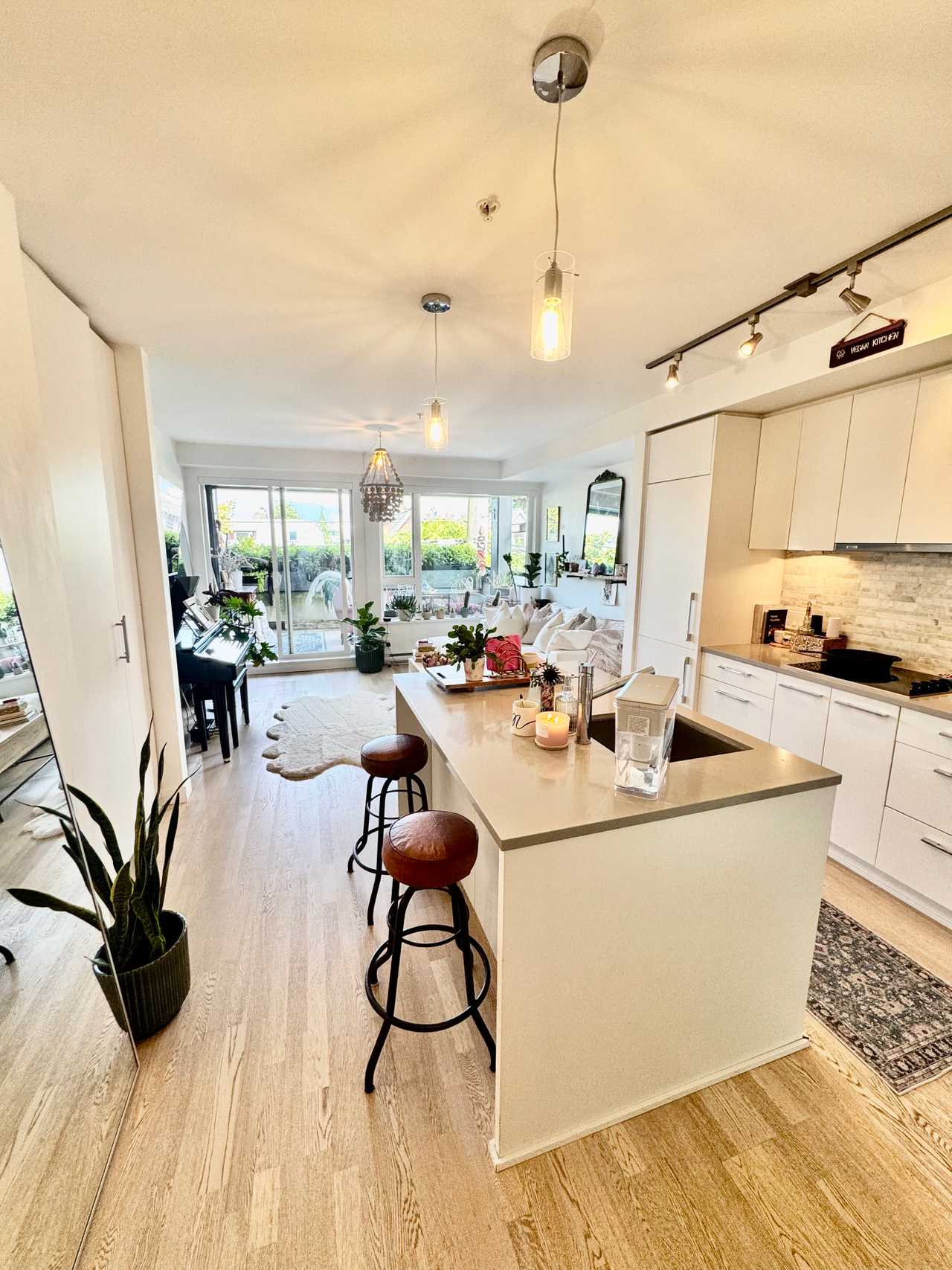 Beautiful & Clean Kits gem! HUGE patio!