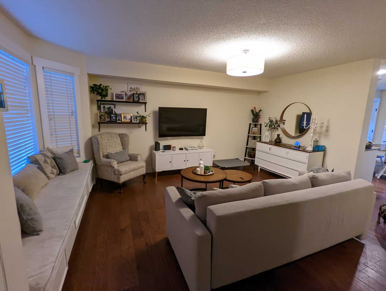 Free cozy bedroom close to downtown, easily accessible by public transport.