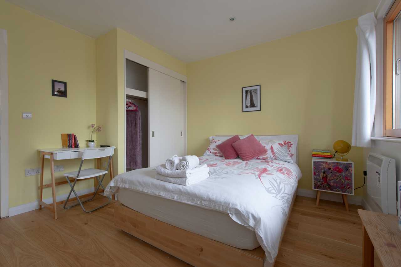 Regent's Canal View Room - Private Bathroom and Entrance