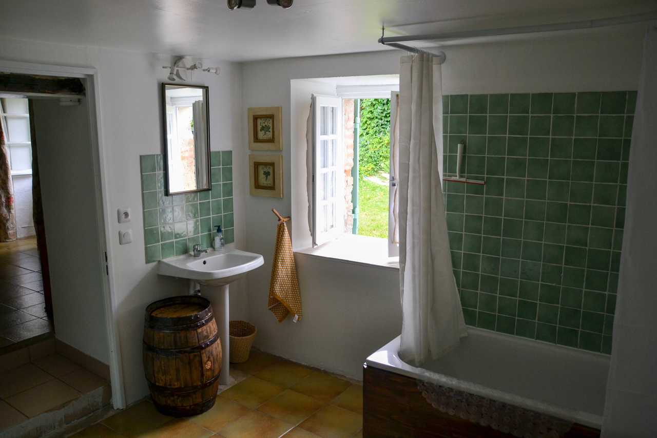 Peaceful ivy covered vacation house: Breakfast/Yoga available