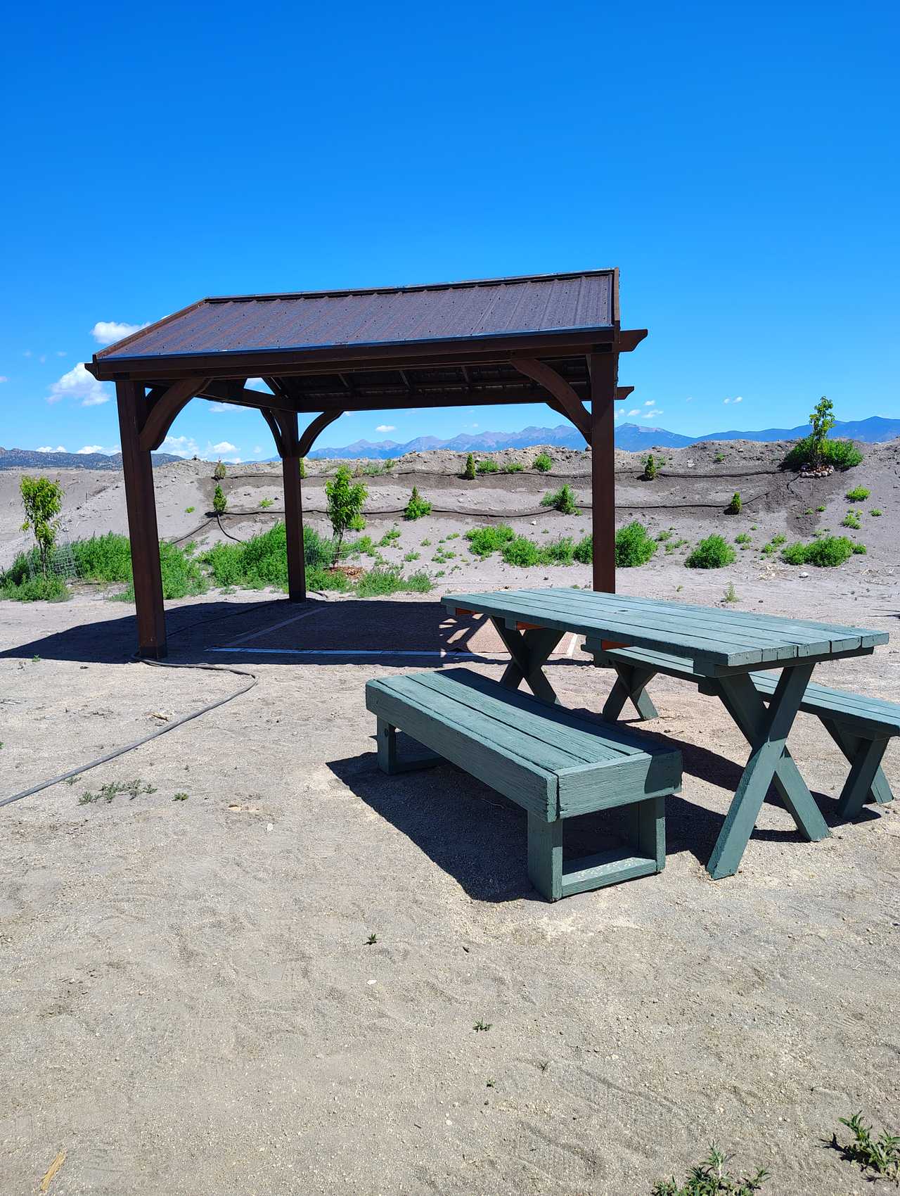 Mountain views, barrel sauna, hot tub, clean and comfy solar powered trailer.