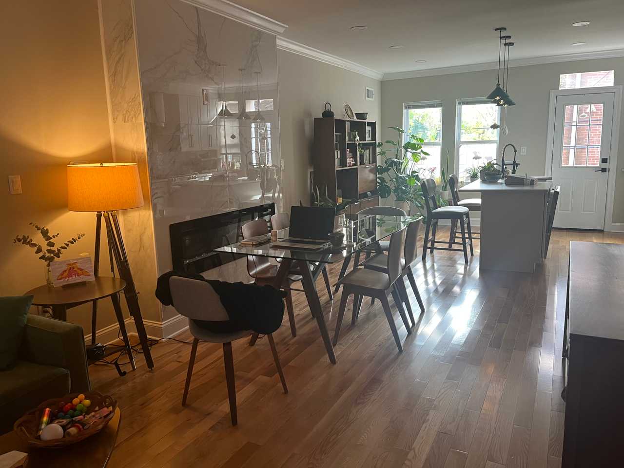 Sunny private room in a vegan West Philadelphia home