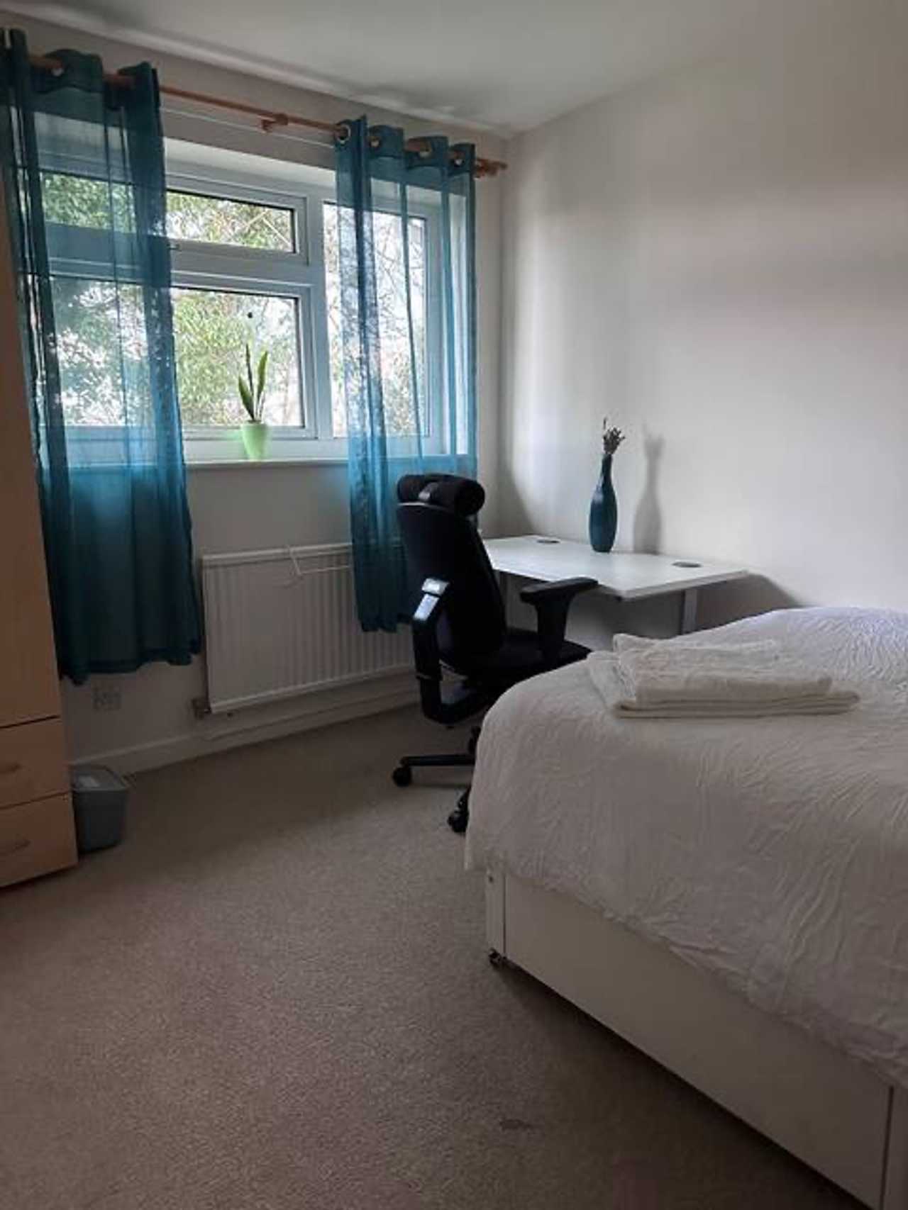 Room in welcoming home on the outskirts of Wrecsam centre.