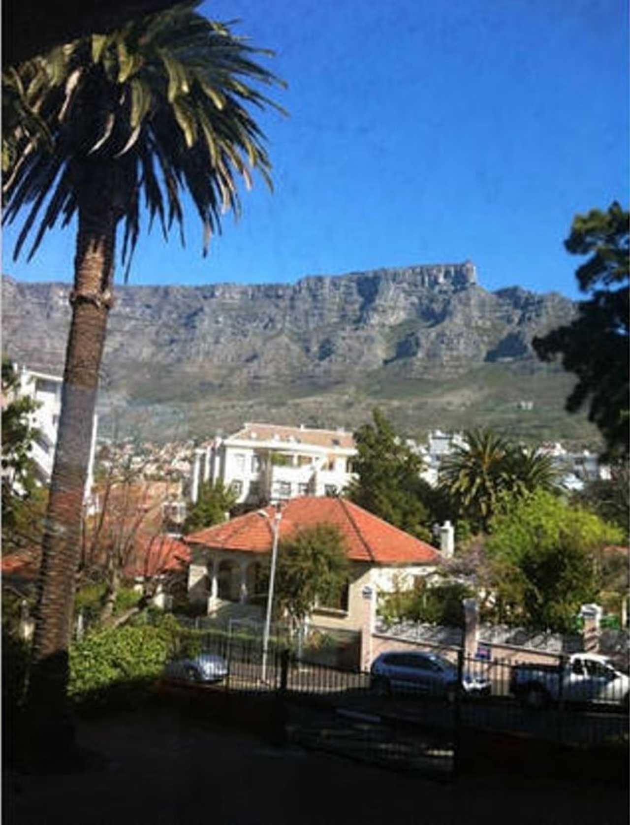 Art Deco apartment facing Table Mountain