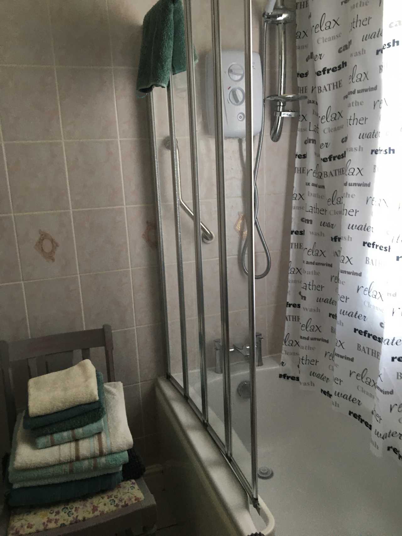 Room in Character Terraced House. Close to amenities yet 5 mins from great views