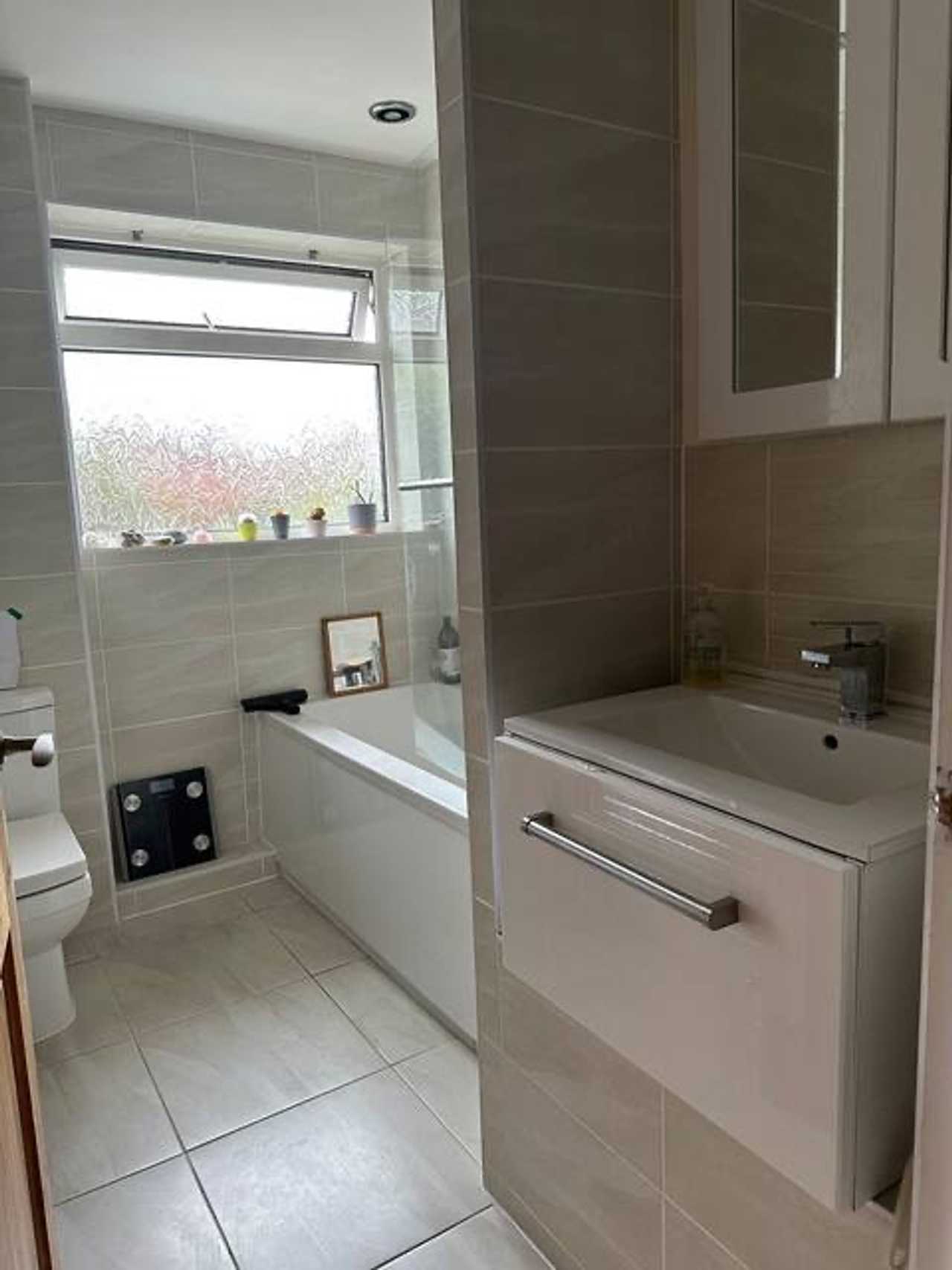 Room in welcoming home on the outskirts of Wrecsam centre.
