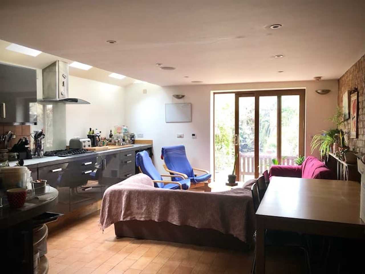 Spacious double bedroom.in hackney