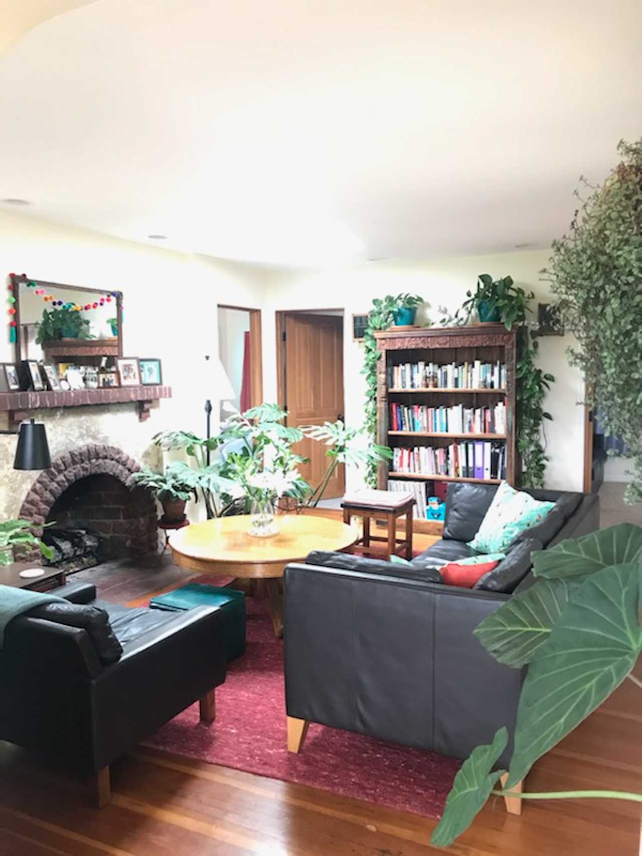 Spend the summer in charming bungalow, Santa Barbara, bike to beach and downtown
