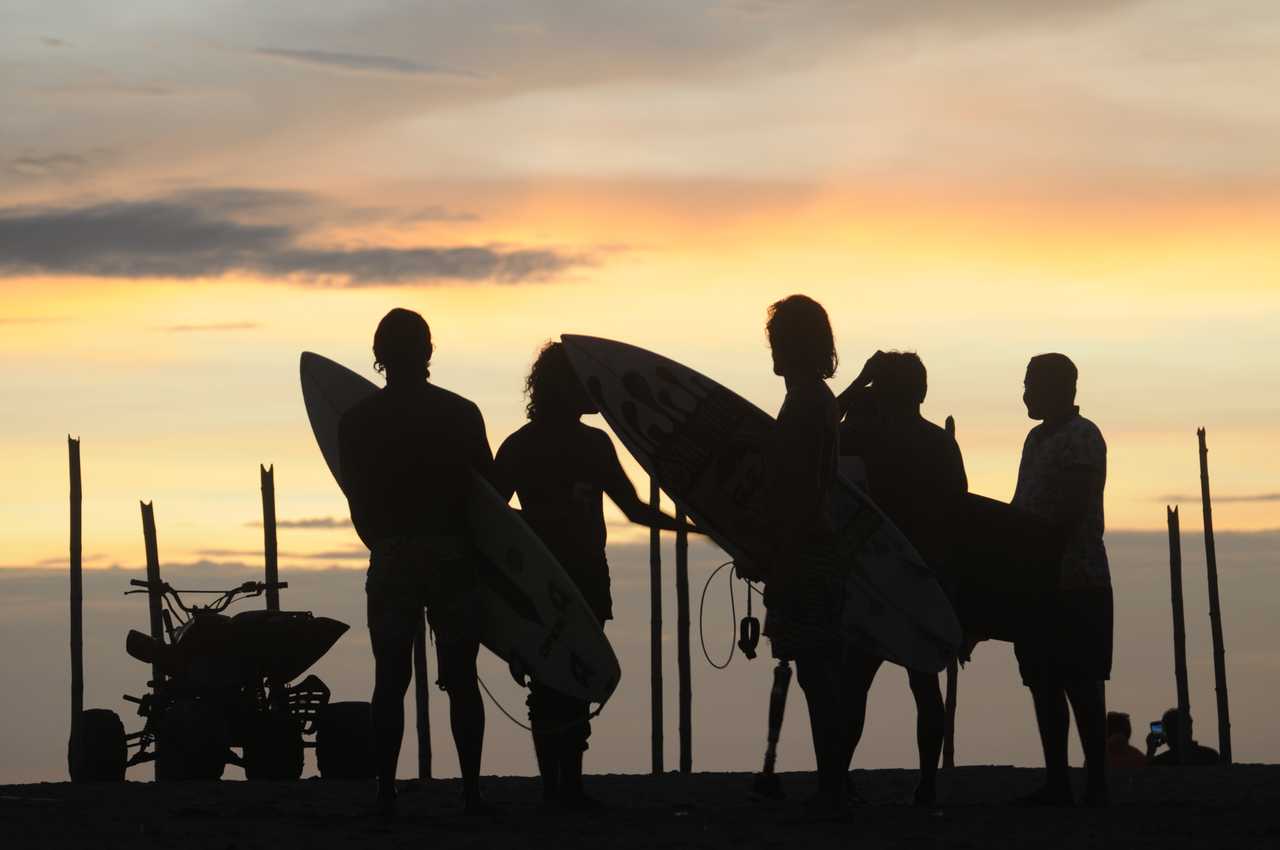 Cozy new apartment on the beach in fun, beautiful & safe surf town Canoa 