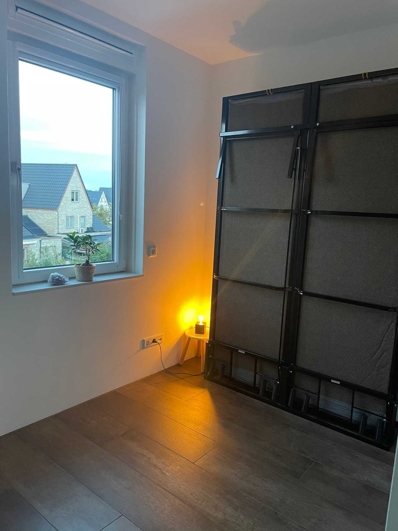 Comfy spacious whole house close to the train. Long term stayer, January-March!