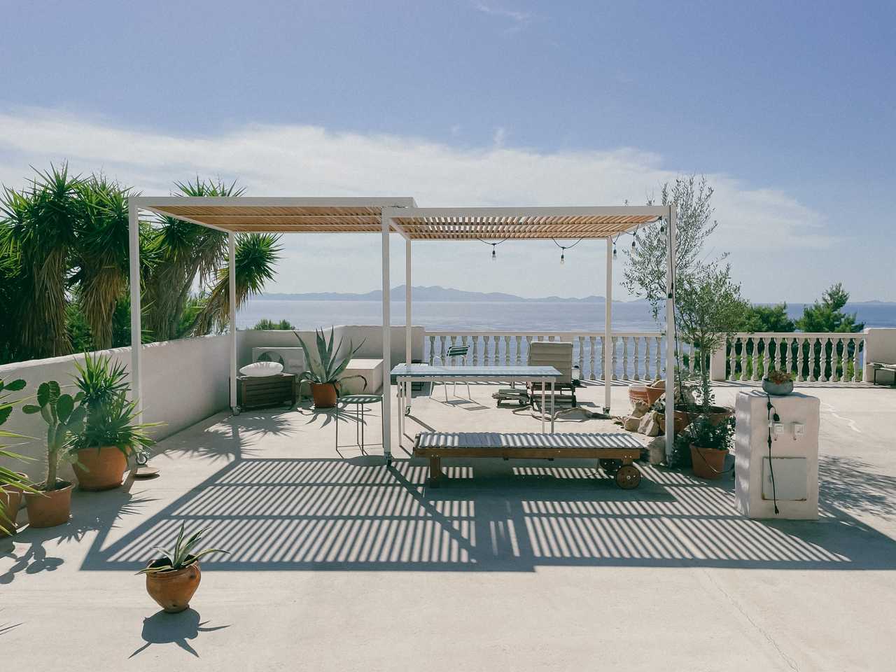 House of Aska i Vuk. Unique interior with sea view. 2 min from beach. Yoga &more