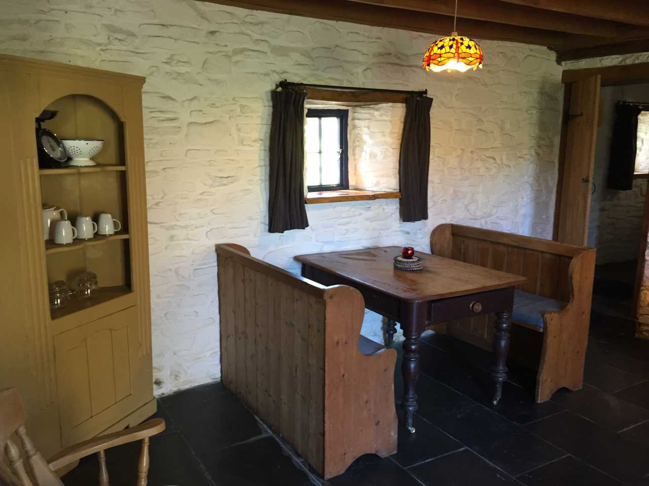 Magical 18th thatched cottage with stunning views, amazing vegan meals & hot tub