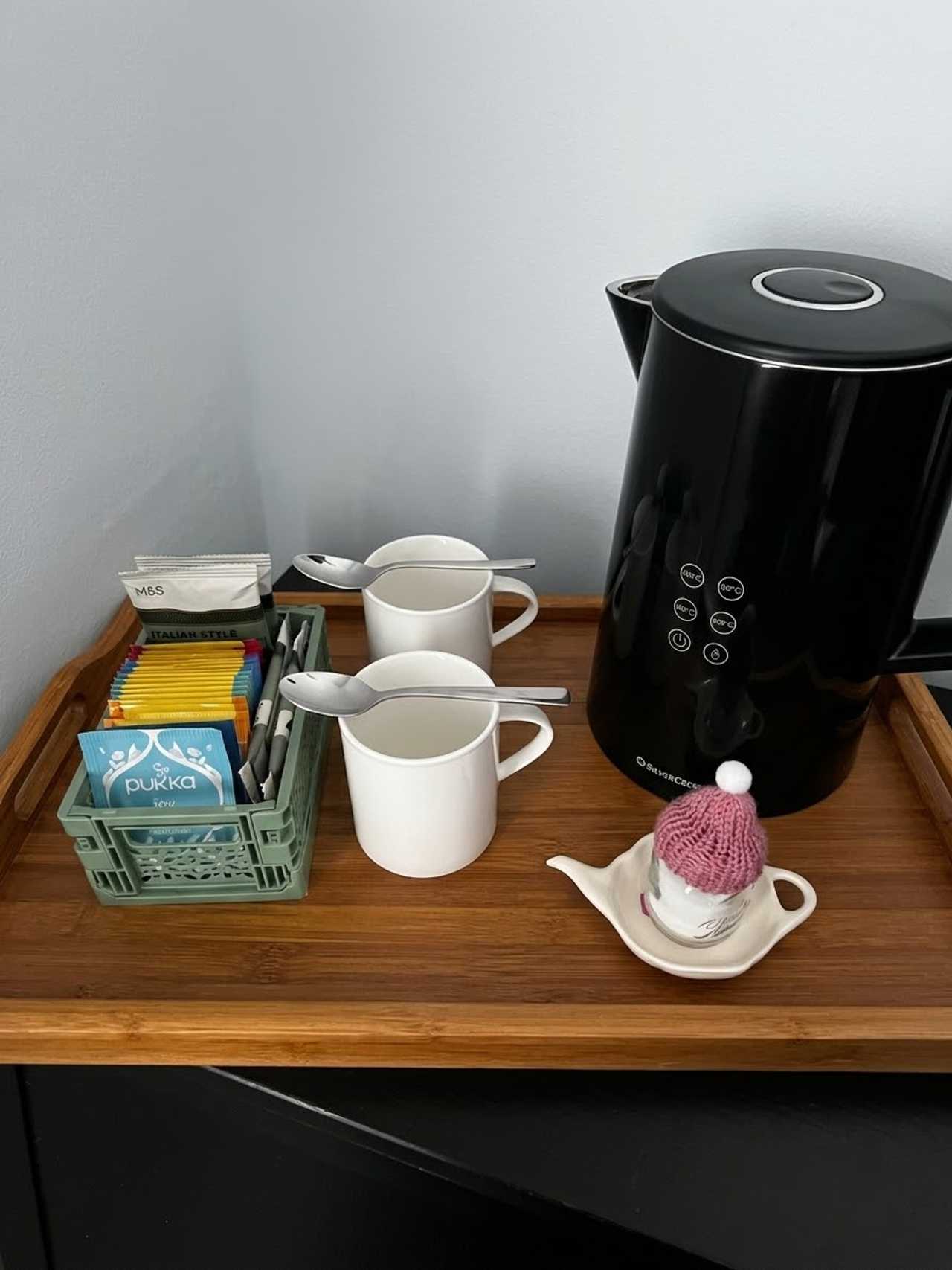 North London City Skyline Views - Spacious Double w/ TV, kingsize bed, workspace