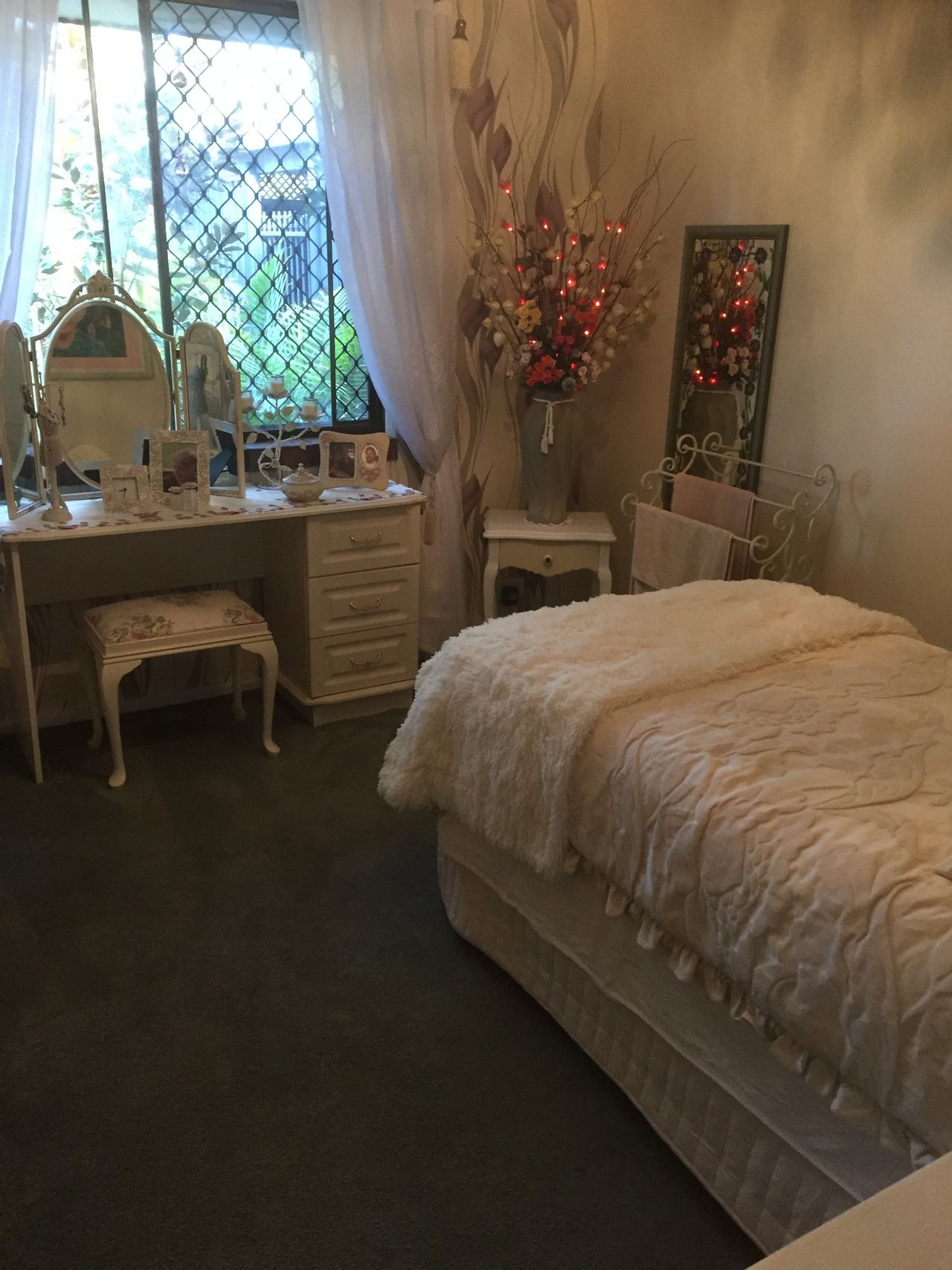 Room with Single Bed on an Acre with Lots of Native Birds