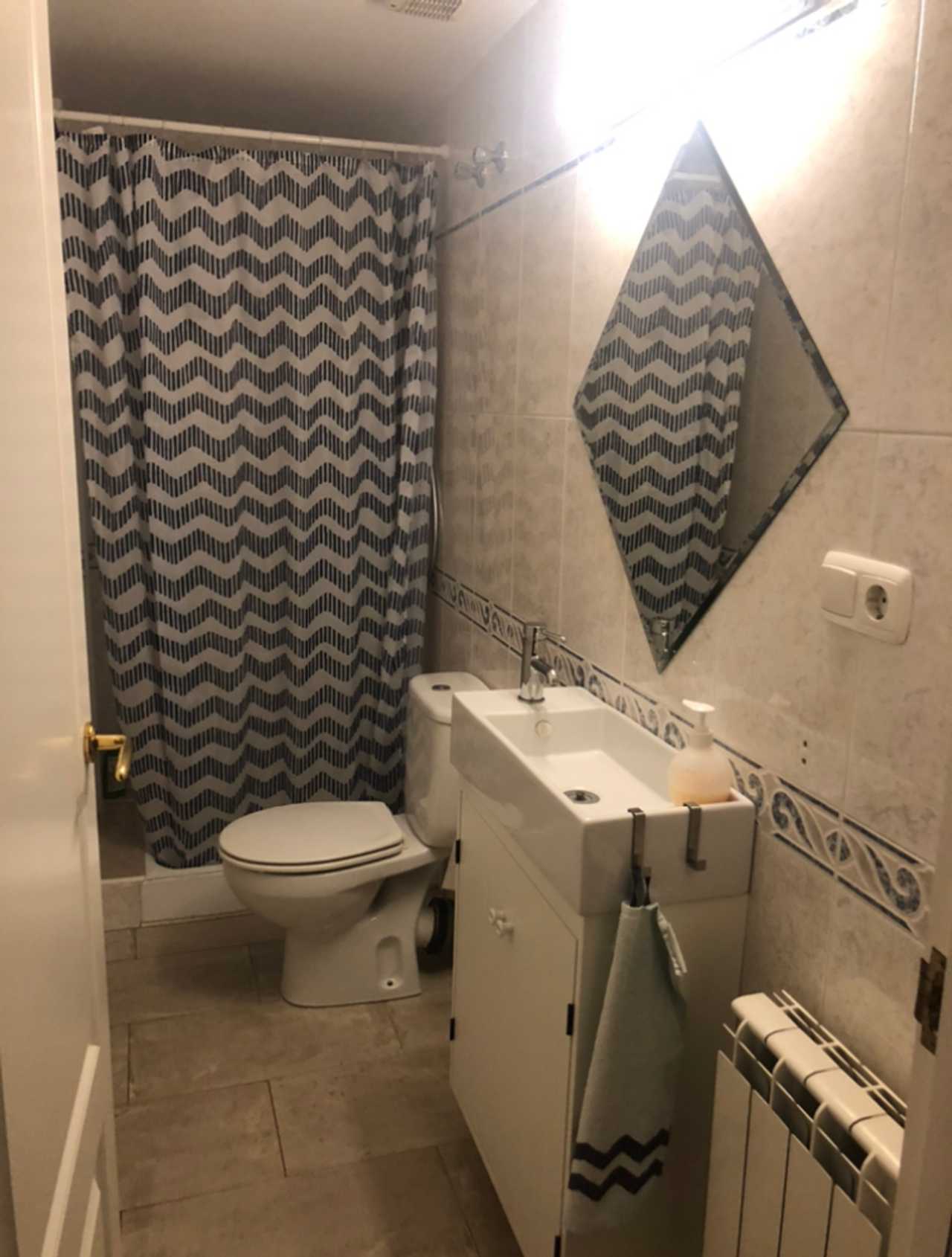 Private Room and Bathroom at a Cozy Apt with 3 Rooms & 2 Baths in City Center