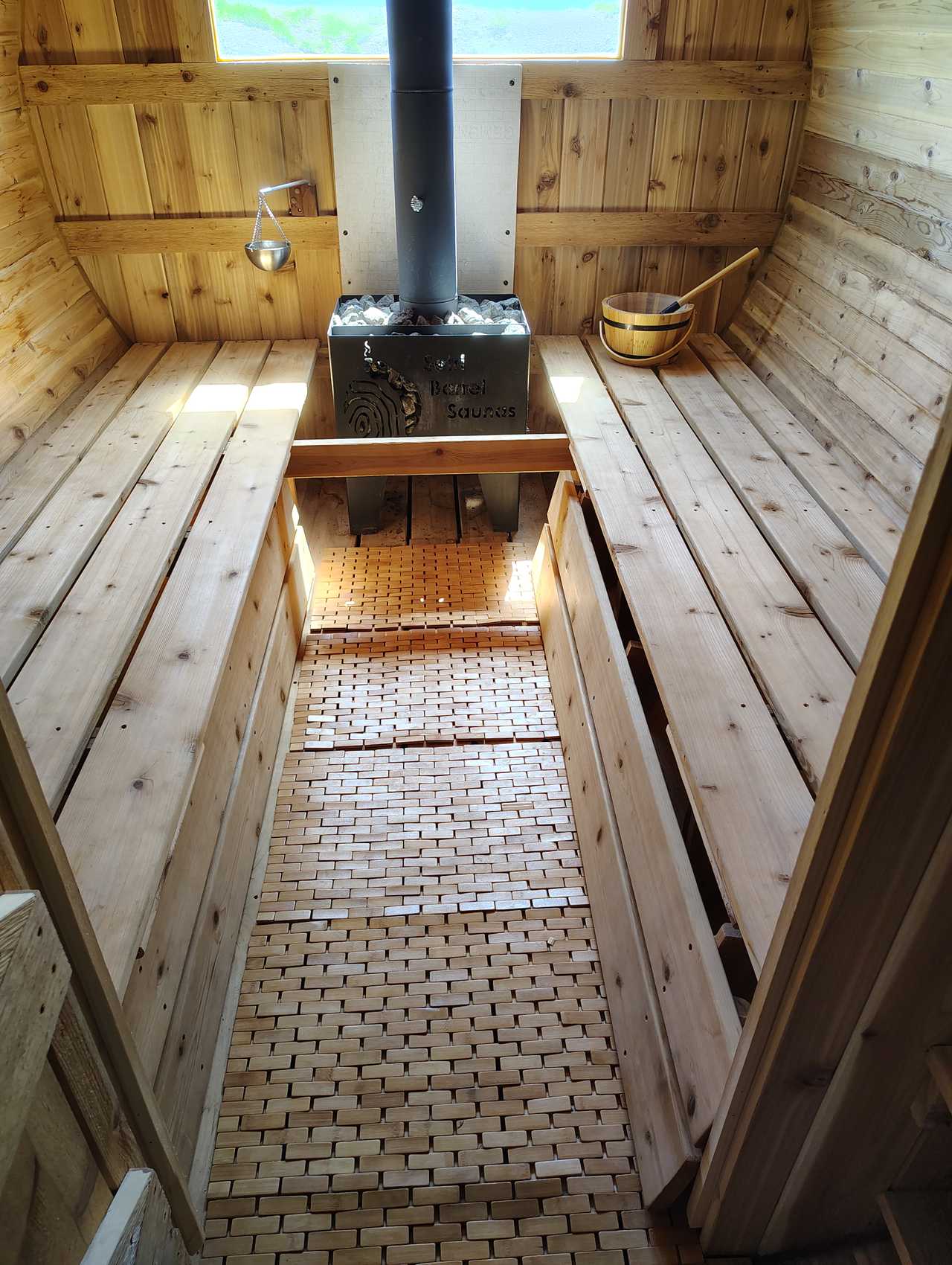 Mountain views, barrel sauna, hot tub, clean and comfy solar powered trailer.
