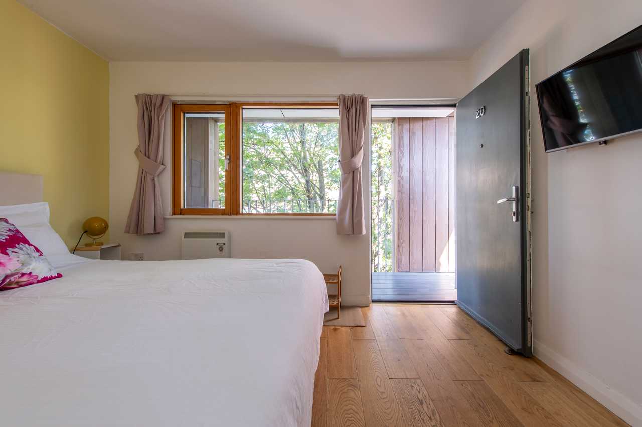 Regent's Canal View Room - Private Bathroom and Entrance