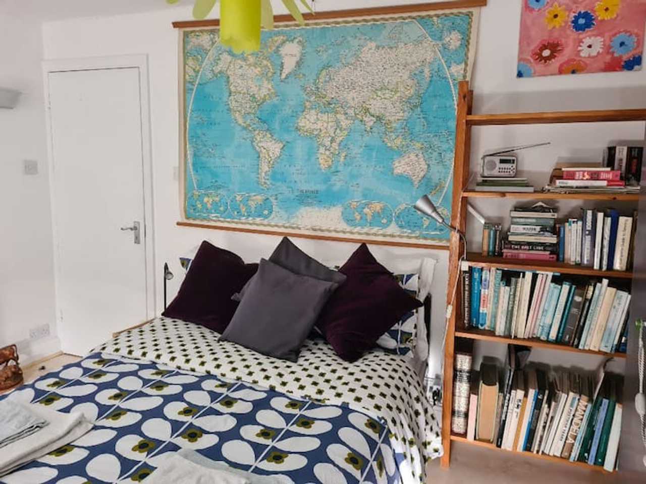 Vegan Household in London with Breakfast Downstairs and Privacy upstairs.