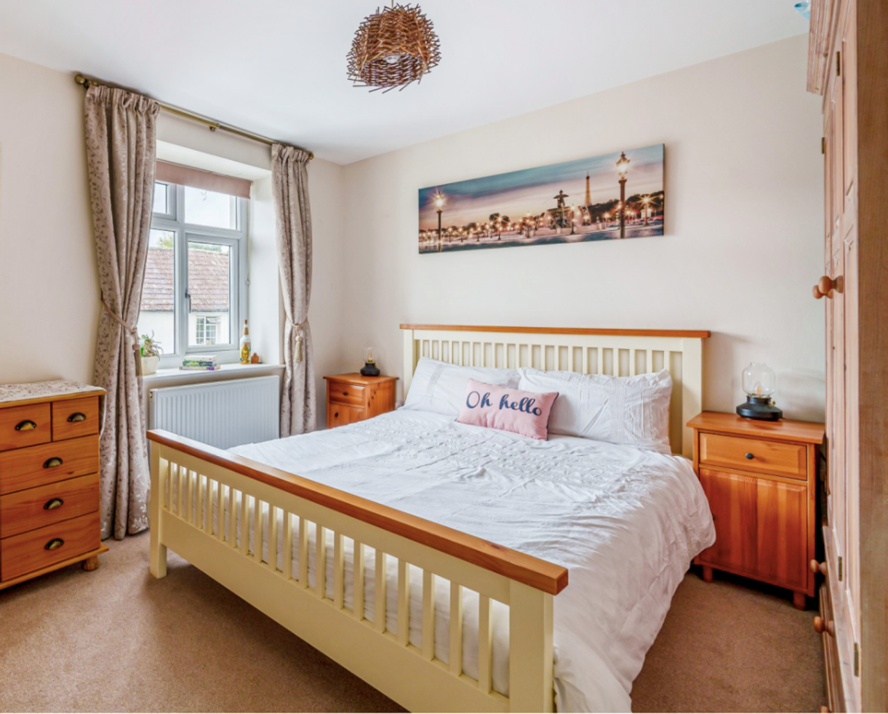 Spacious Room in Cozy Home, at the Heart of the Village