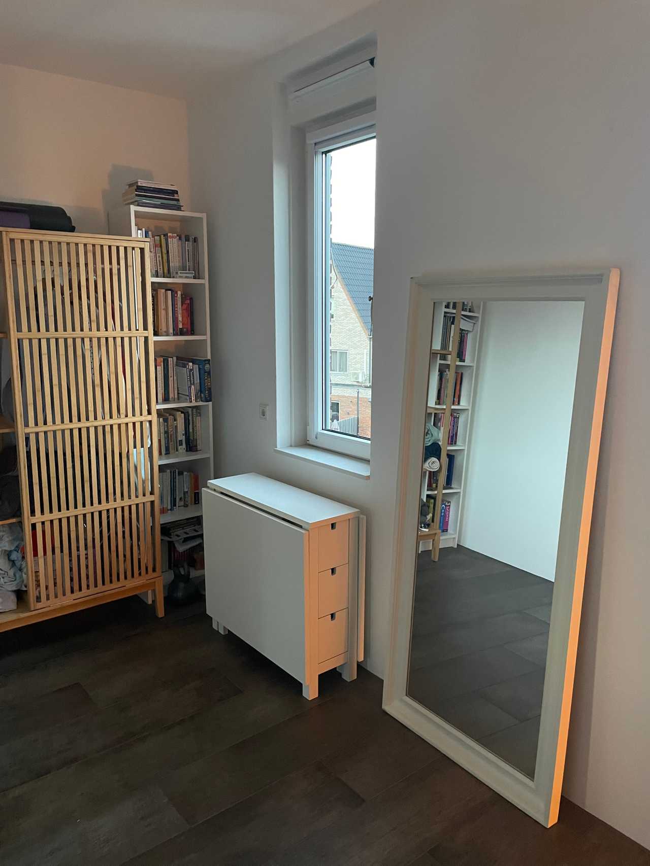 Comfy spacious whole house close to the train. Long term stayer, January-March!