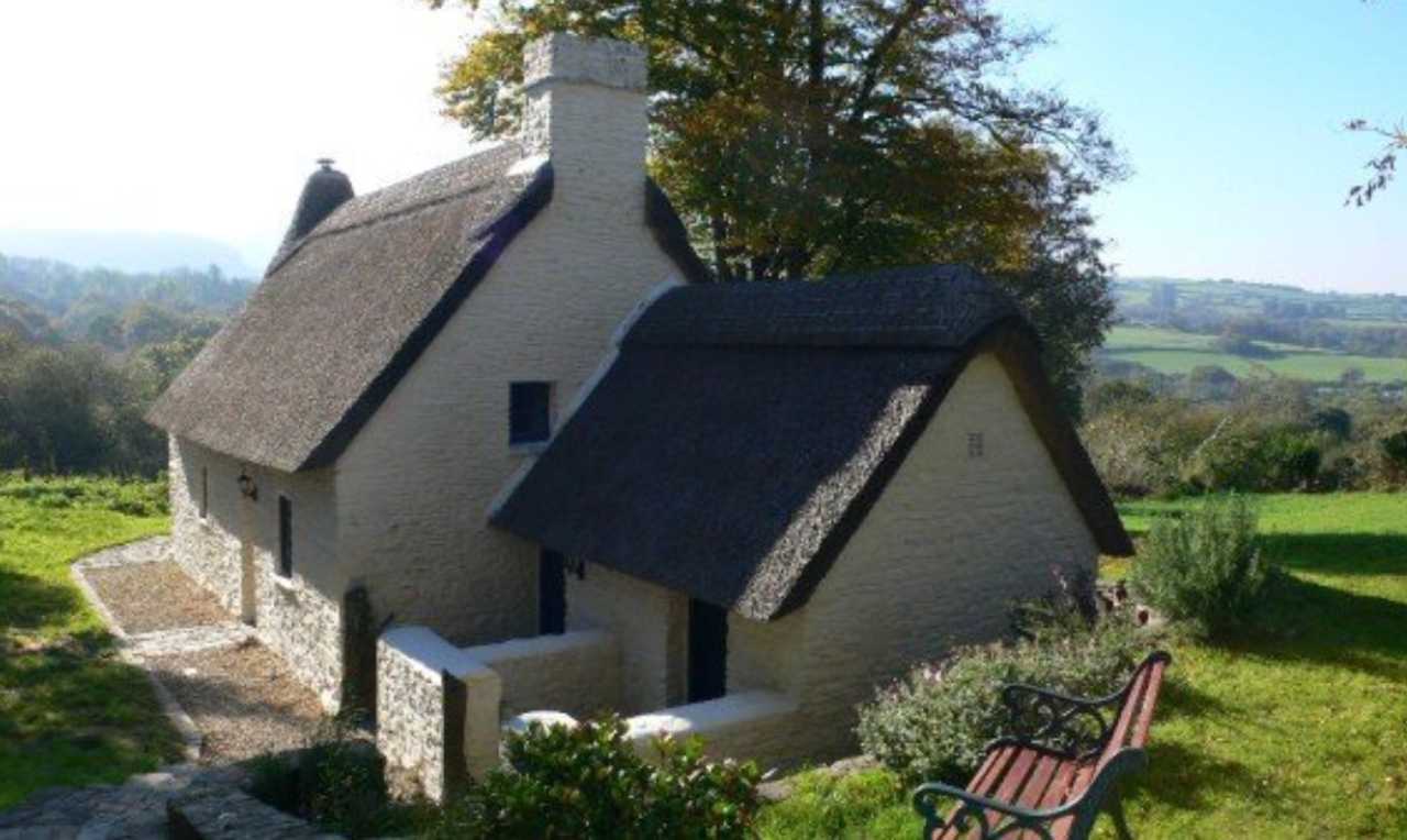 Magical 18th thatched cottage with stunning views, amazing vegan meals & hot tub
