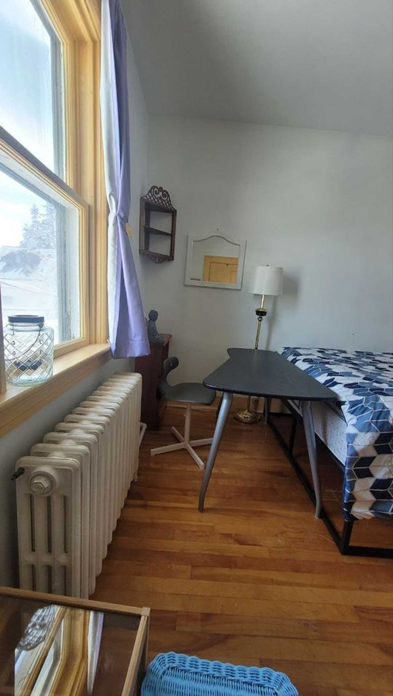 Tranquil Retreat with Furry Companionship: Private Room in Pet-Friendly Home