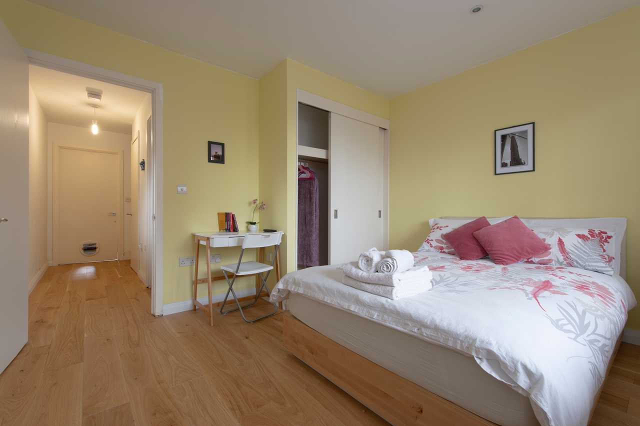 Regent's Canal View Room - Private Bathroom and Entrance