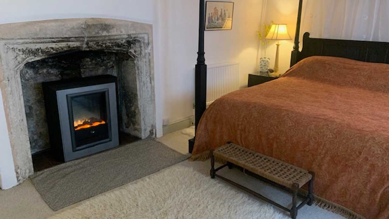 Zappa's. Totnes Guesthouse and plant-based cafe. Luxury accommodation/Great food
