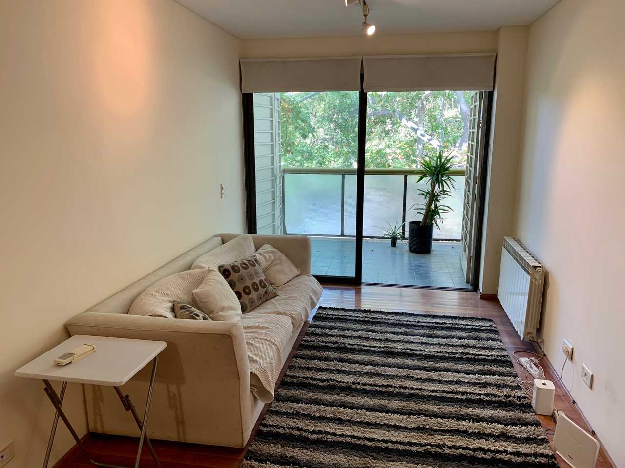 Private room with en-suite bathroom. Vegan host. Great location in Mendoza city!