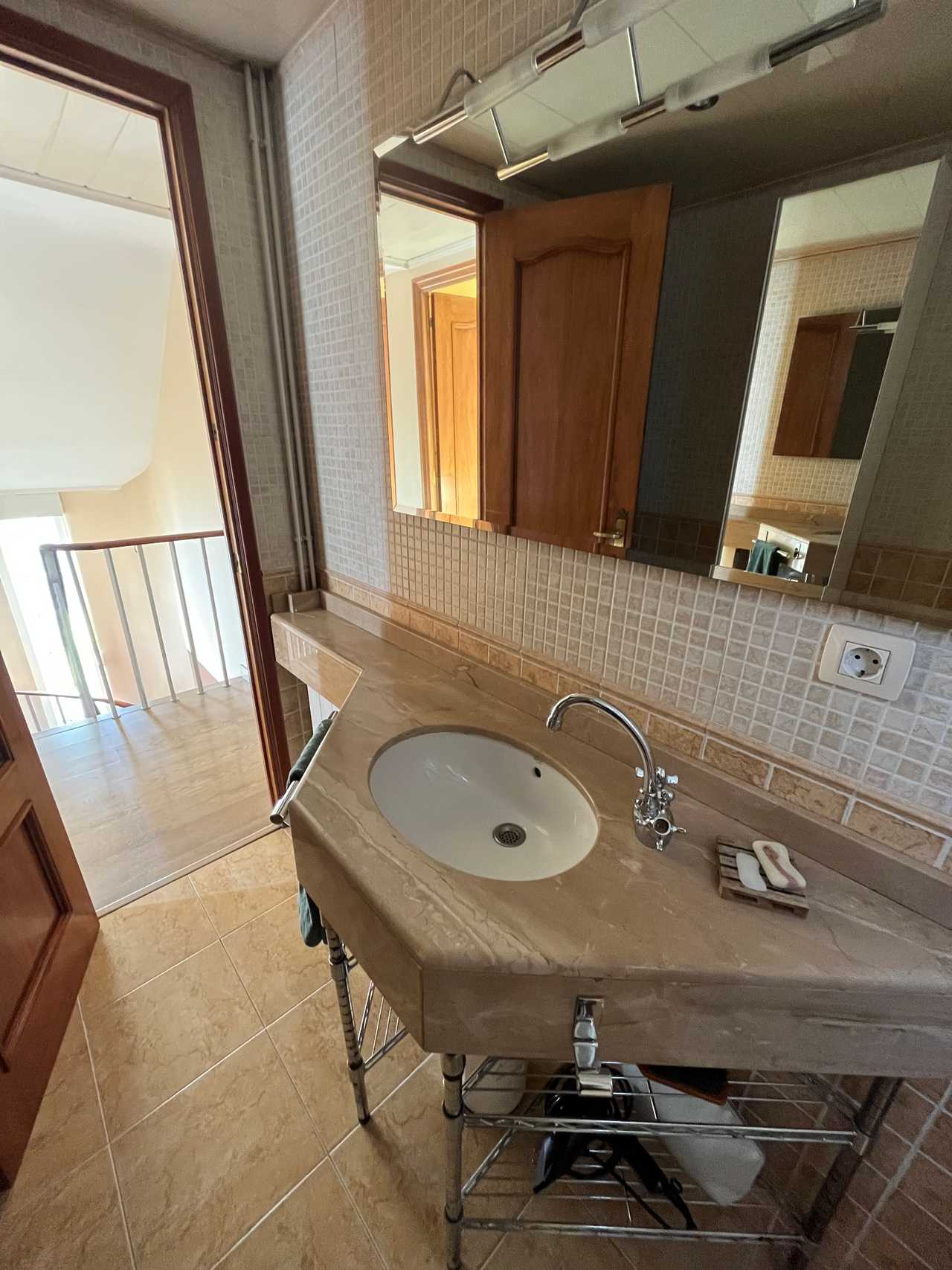 Comfortable double room with its own terrace and lovely views in an attic duplex