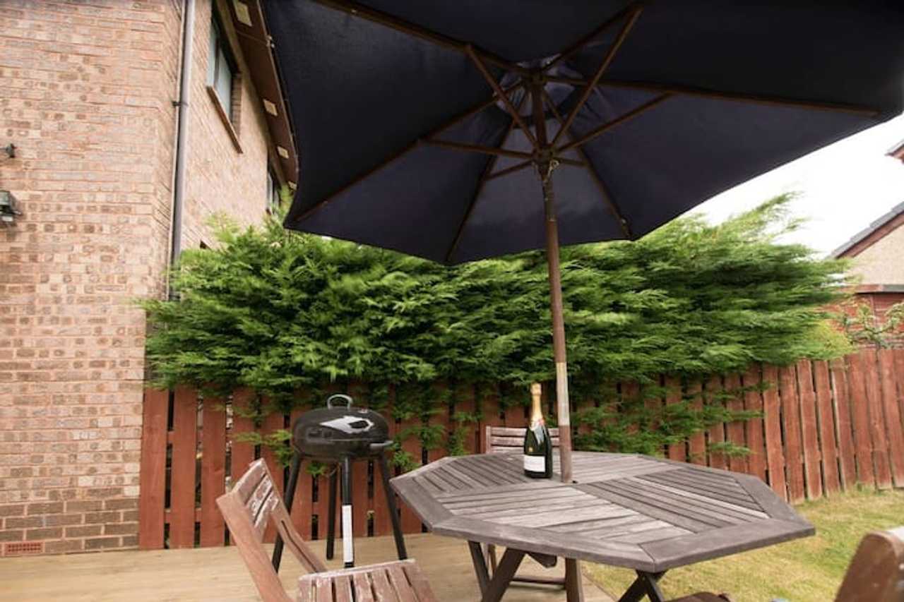 Sunny bungalow with private garden, close to city