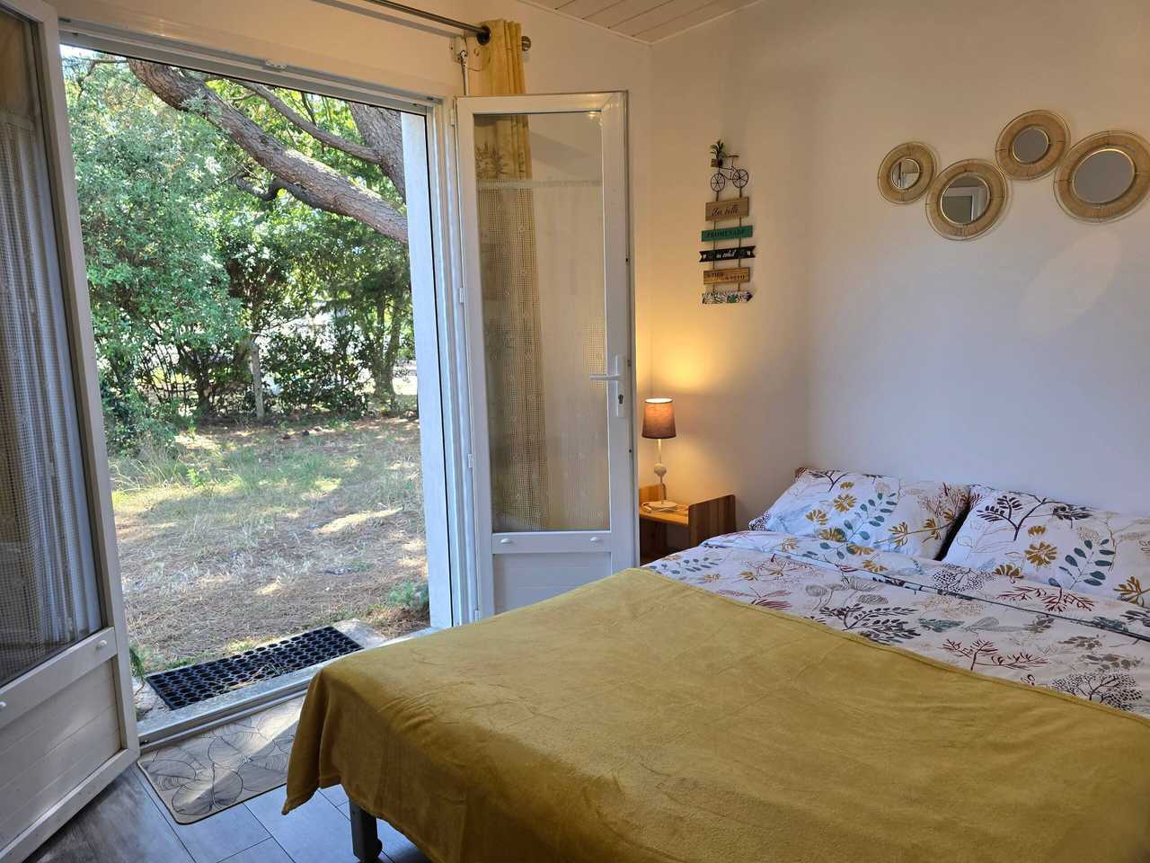 Cosy seaside apartment Vegan breakfast Private garden near sandy beach - dog ok