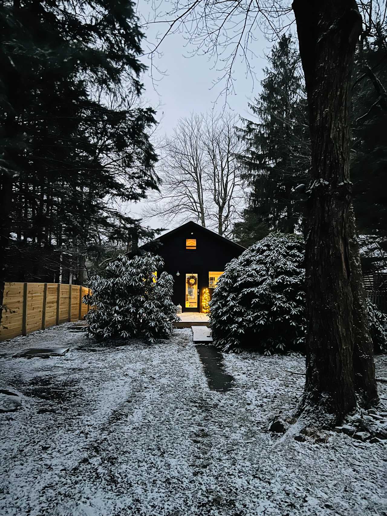 CHEERY NORDIC LAKE COTTAGE FILLED WITH LIGHT + HAPPINESS