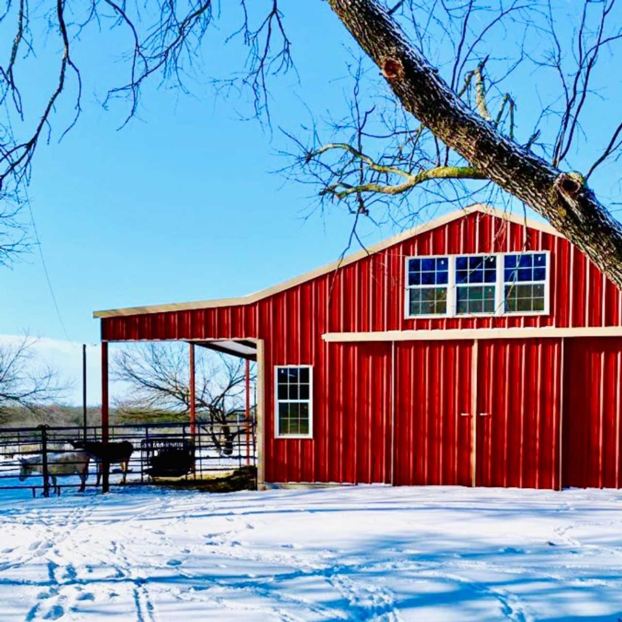 Barn Bunkhouse with Upper Deck & Sunset Views of the Sanctuary