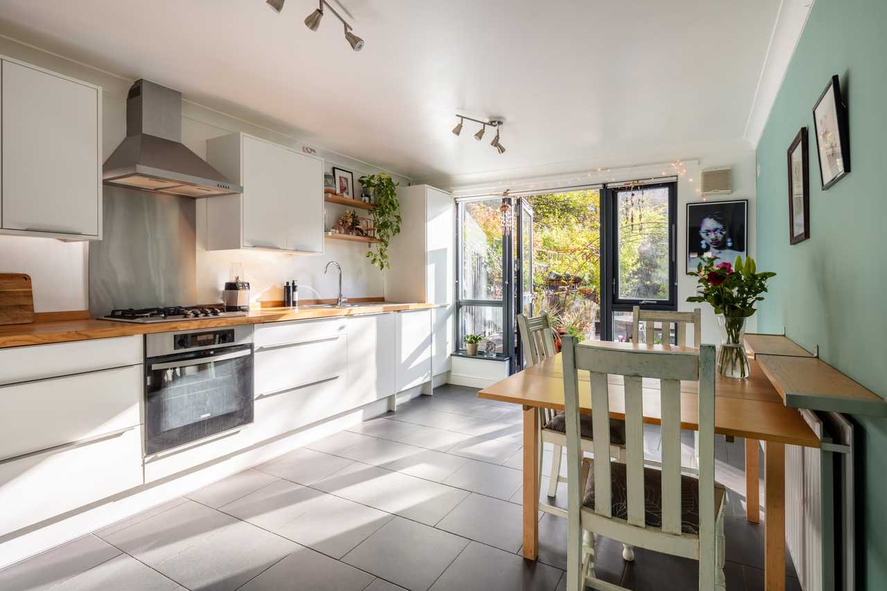 Eclectic Double in Arty Vegan Townhouse with Garden