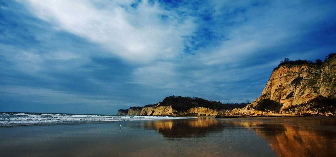 Bamboo Beach Houses w/ luxuries, hot baths, close in town, &surf right out front