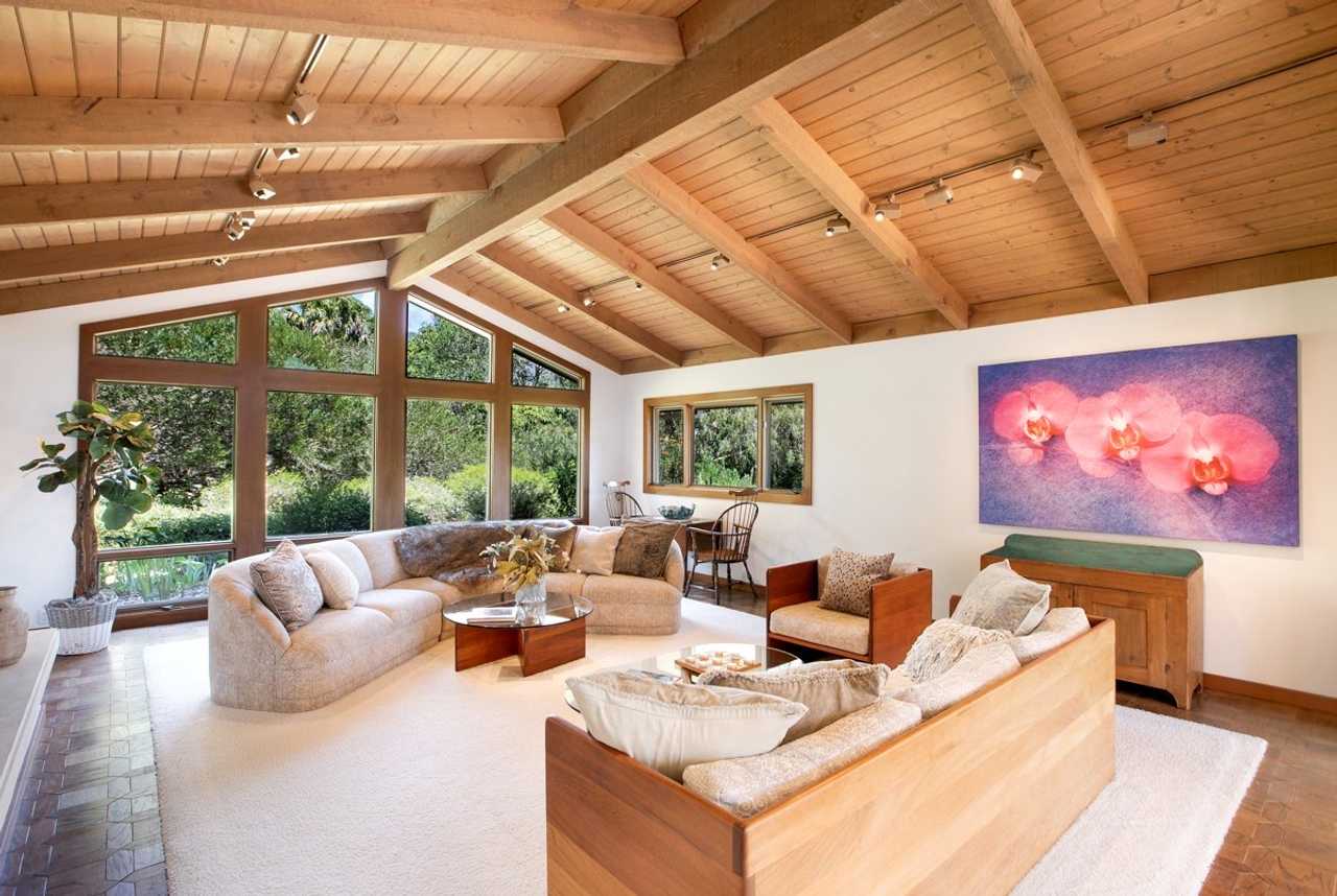Beautiful Room with Treehouse View Amidst Majestic Oaks
