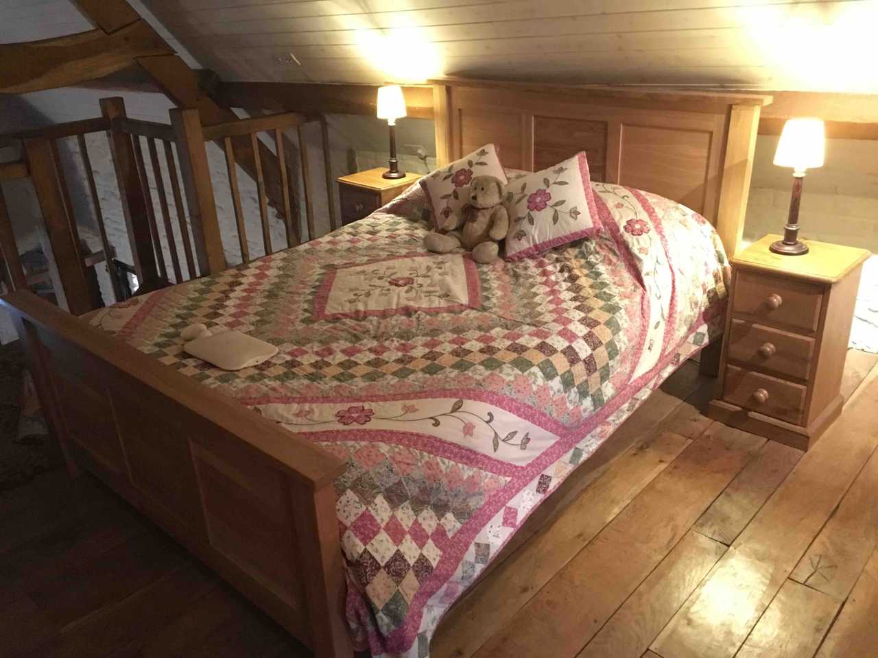 Magical 18th thatched cottage with stunning views, amazing vegan meals & hot tub
